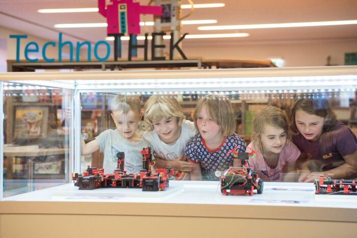 TechnikDonnerstag Kinder bestaunen Roboter