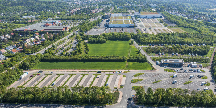 Foto: P+R-Parkplatzkomplex Messe © Stadtverwaltung Erfurt Luftaufnahme von einem großen Parkplatz