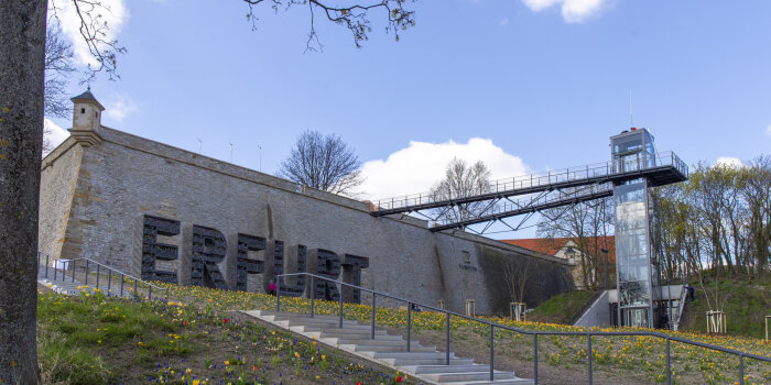 Foto: Freigabe des Panoramaweges © Stadtverwaltung Erfurt Eine Treppe führt zu einer Bastionsmauer,rechts und links sind Blumen.