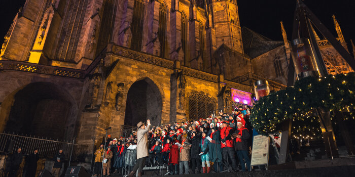 Foto: Erfurt singt zur Weihnacht © Nico Göttmann Viele Menschen stehen vor einem Dom