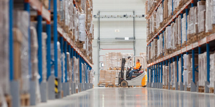 Foto: IKEA-Lager © Stadtverwaltung Erfurt / A. Hultsch Ein Blick in die Reihen des IKEA-Lagers. Im Hintergrund fährt ein Gabelstapler mit einer Palette vorbei.