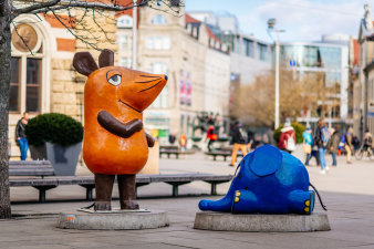 Skulpturen der Kika-Figuren auf dem Anger